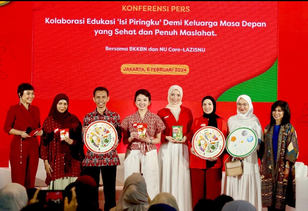 KONFERENSI PERS -- Kiri ke kanan: Citra Kirana, Celebrity Mom, Amaryllis Esti Wijono,  Direktur Nutrition Unilever Indonesia, Faharuddin, Direktur Analisis Dampak Kependudukan BKKBN RI, serta Habib Ali Hasan Al Bahar, Ketua Pengurus Pusat NU Care-LAZISNU dalam acara konferensi pers virtual peringati Hari Gizi Nasional 2024: Royco, BKKBN, dan NU Care-LAZISNU, Selasa, 6 Februari 2024.