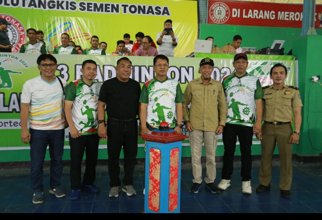 PEMBUKAAN -- Moch. Alfin Zaini, Direktur Operasi PT Semen Tonasa (tengah berkacamata) didampingi perwakilan Dinas Tenaga Kerja Provinsi Sulawesi Selatan, ketua panitia pelaksana kegiatan serta beberapa stakeholder lainnya, bersiap melakukan penekanan tombol sirine sebagai tanda dimulainya kejuaraan badminton.