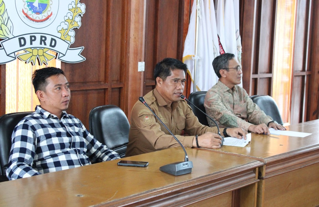 KUNJUNGAN -- Sekretaris DPRD Sulbar, H Muhammad Hamzih (tengah) didampingi Wakil Ketua DPRD Sulbar, Usman Suhuriah, saat menerima kunjungan kerja Komisi III DPRD Kabupaten Enrekang.