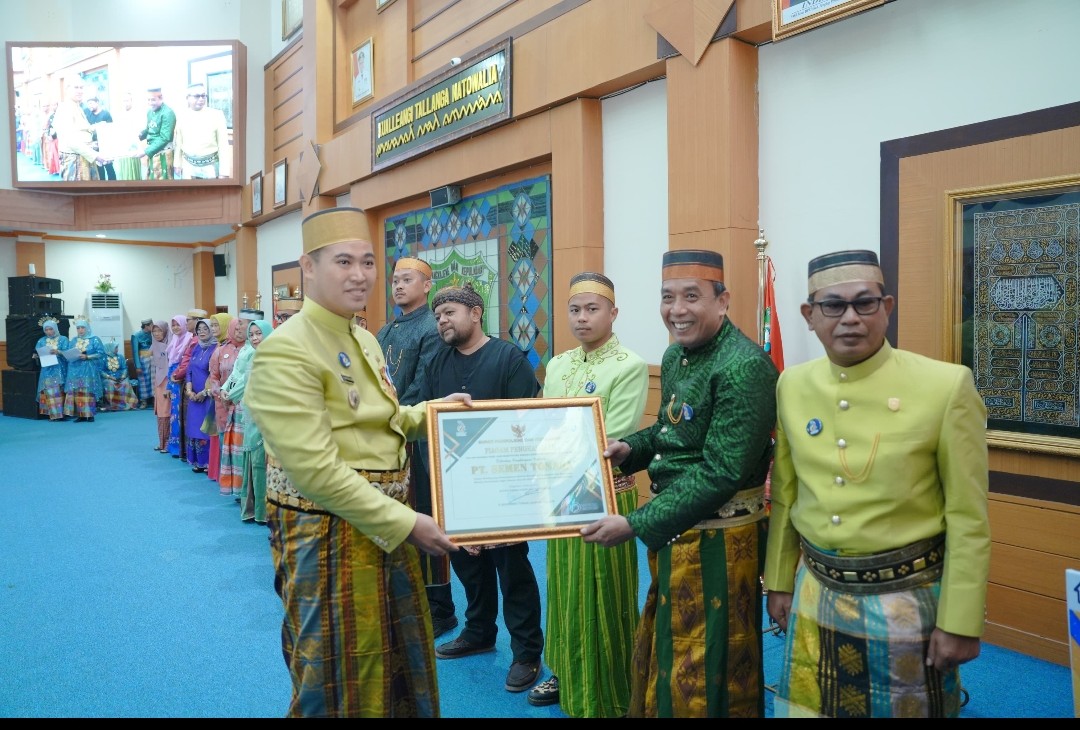 PENGHARGAAN -- Direktur Utama PT Semen Tonasa, Asruddin, demgan senyum bahagia, menerima penghargaan dari Pemkab Pangkep yamg diserahkan langsung Bupati Pangkep, Muhammad Yusran Lalogau pada puncak peringatan HUT ke-64 Kabupaten Pangkep.