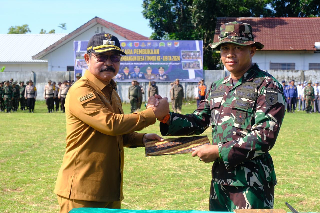 IST TMMD KE 119 -- Wabup Gowa, Abd Rauf Malaganni bersama Dandim 1409 Gowa, Letkol Inf Muh Isnaeni Natsir saat meresmikan bersama pelaksanaan TMMD ke-119 di Kecamatan Pattallassang. 