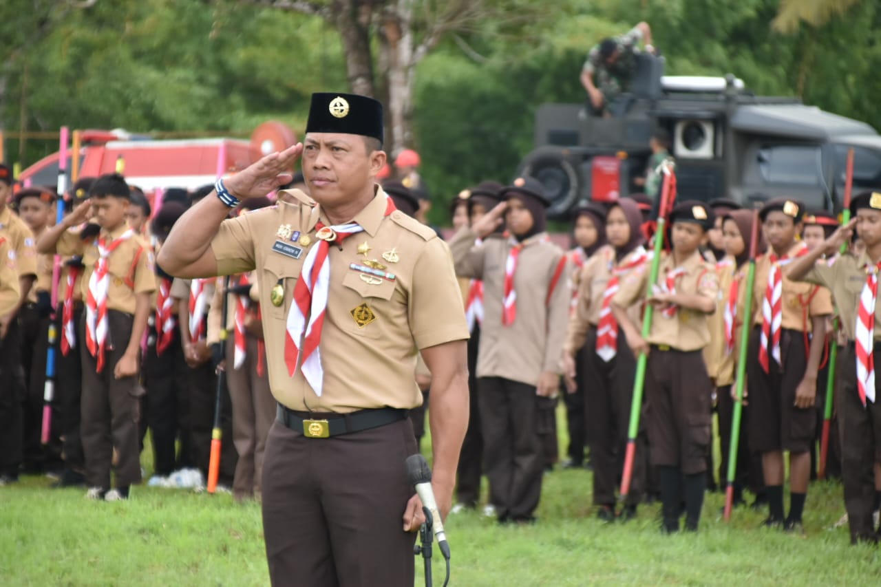 IST UPACARA -- Dandim 1409 Gowa, Letkol Inf Muhamad Isnaeni Natsir, saat tampil menjadi komandan upacara pembukaan Persami Sala Wira Kartika di Buper Parangtinggia Maros.