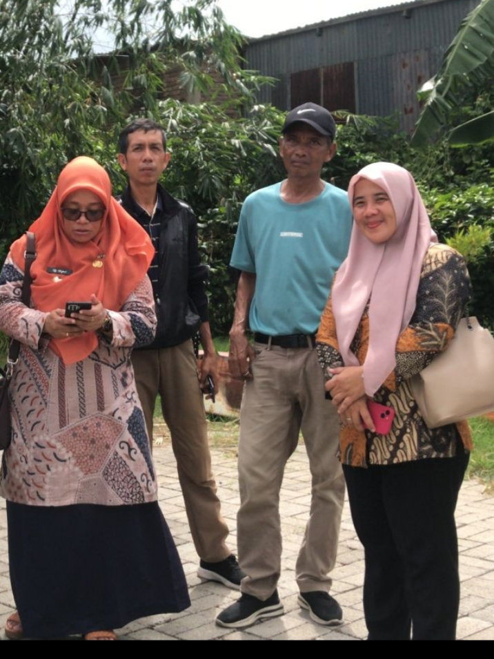 BKM/WARTA PERSIAPAN--Lurah Parang Tambung, Kecamatan Tamalate, Anugerah Tenri Esa (kedua dari kanan) memantau lokasi persiapan launching program Jappa Rong di Baruga Kaluarrang Sanggar Kesenian Batara Gowa. Tampak Lorong Wisata Kyoto di Jalan Dg Tata 3 Lorong 2.