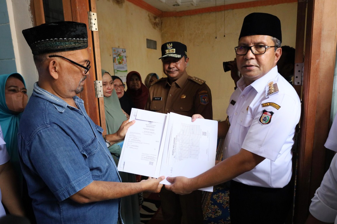 ist AKTA--Wali Kota Makassar Moh Ramdhan Pomanto menyerahkan langsung akta kematian untuk tiga KPPS yang meninggal dan KK baru yang telah dicetak Dinas Kependudukan dan Catatan Sipil (Disdukcapil) Makassar ke keluarga almarhum.