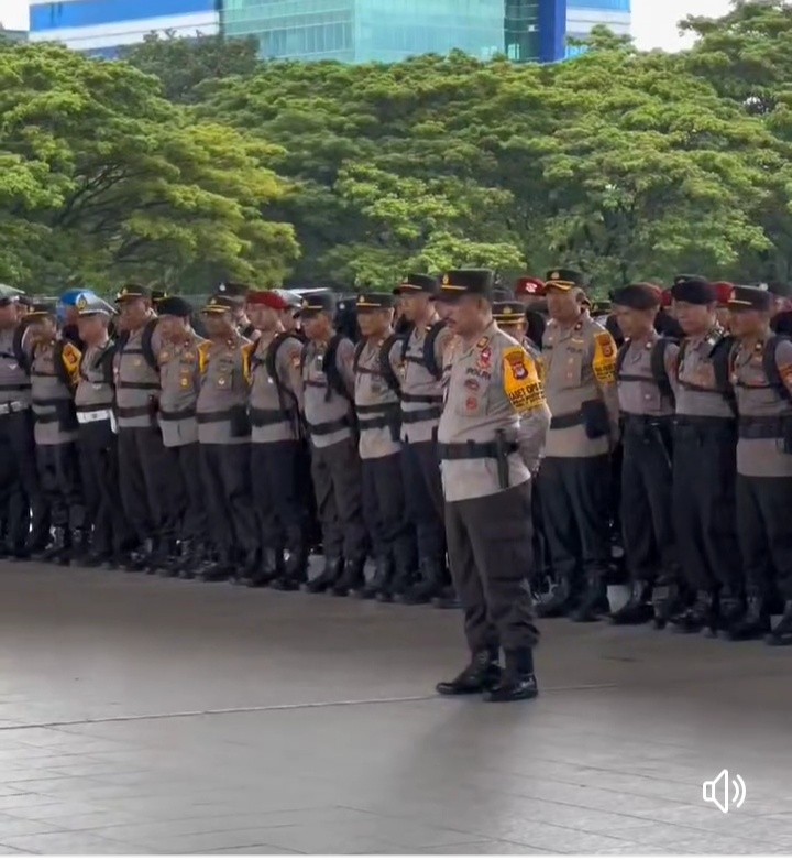 APEL -- Para personel Polrestabes Makassar ketika mengikuti apel kesiapan ke TPS, di lapangan Karebosi.