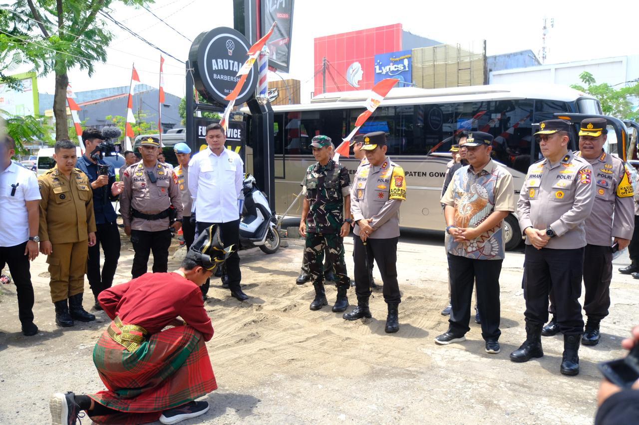 BKM/SAR ARU TUBARANI -- Bupati Gowa, Adnan Purichta Ichsan saat mendampingi Pj Gubernur Sulsel, Bahtiar Baharuddin, dan Kapolda Sulsel, Irjen Pol Andi Rian R Djajadi, serta Kasdam XIV Hasanuddin, Brigjen TNI Syech Ismed, disambut Aru Tubarani di TPS 18 Pandang-pandang. 