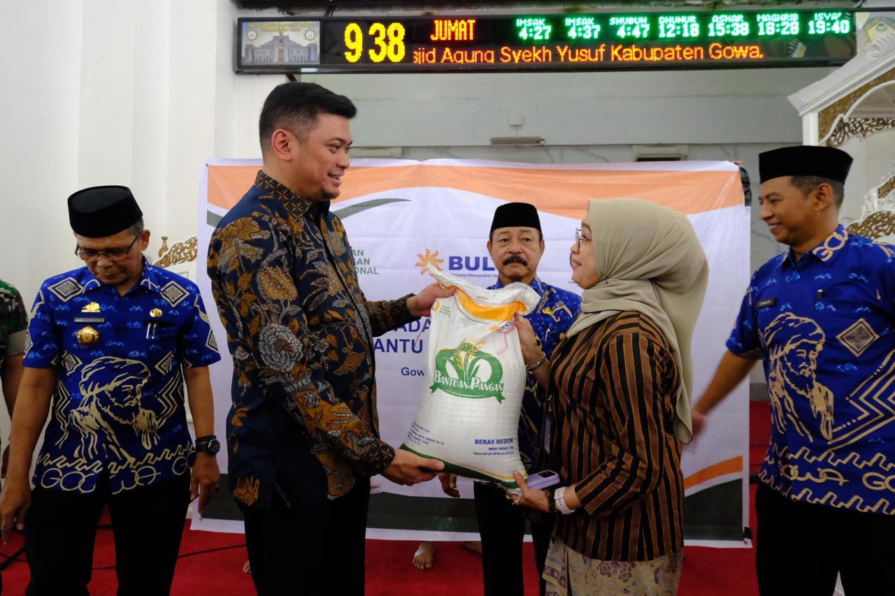IST BANTUAN -- Bupati Gowa, Adnan Purichta Ichsan bersama Wabup Abd Rauf Malaganni saat menyerahkan bantuan pangan beras kepada perwakilan PBP. 