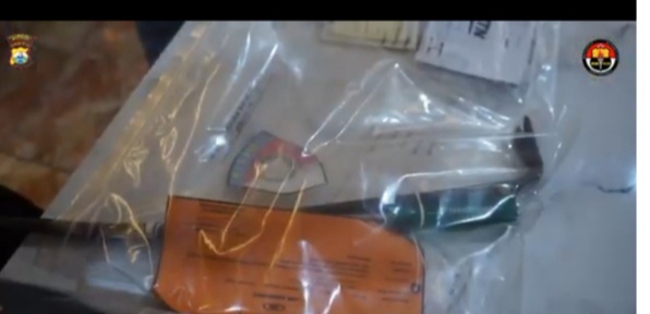 BARANG BUKTI -- Sejumlah barang bukti di antaranya emas milik pensiunan dosen yang diamankan dari tersangka. Juga diamankan sebuah alat yang digunakan tersangka mencongkel pintu rumah korbannya.