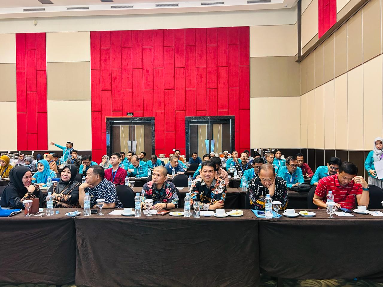BIMTEK -- Para kepala sekolah serta bendahara SMP negeri dan swasta di Kabupaten Maros, tampak begitu antusias mengikuti Bimtek yang dilaksanakan Dinas Pendidikan Maros.