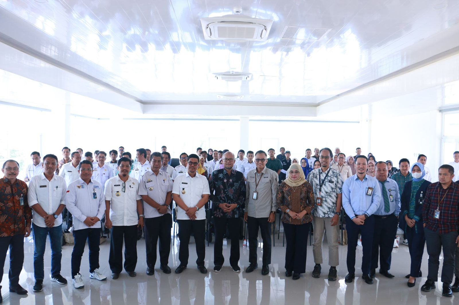DISEMINASI -- Wabup Bulukumba Andi Edy Manaf foto bersama usai membuka kegiatan diseminasi hasil joint research optimalisasi pemanfaatan cold chain produk perikanan laut dalam rangka penerapan blue economy di Sulasel di Lantai 4 Gedung Pinisi Bulukumba, Kamis (29/2).