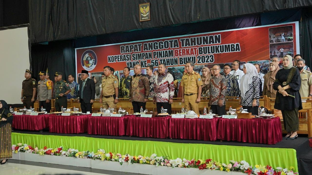 HADIRI RAT -- KSP Berkat Bulukumba melaksanakan RAT Tahun Buku 2023 di Ballroom Ammatoa Hotel Agri Bulukumba, Senin (26/2). RAT dihadiri Bupati Bulukumba Andi Muchtar Ali Yusuf hadir bersama Forkopimda. 