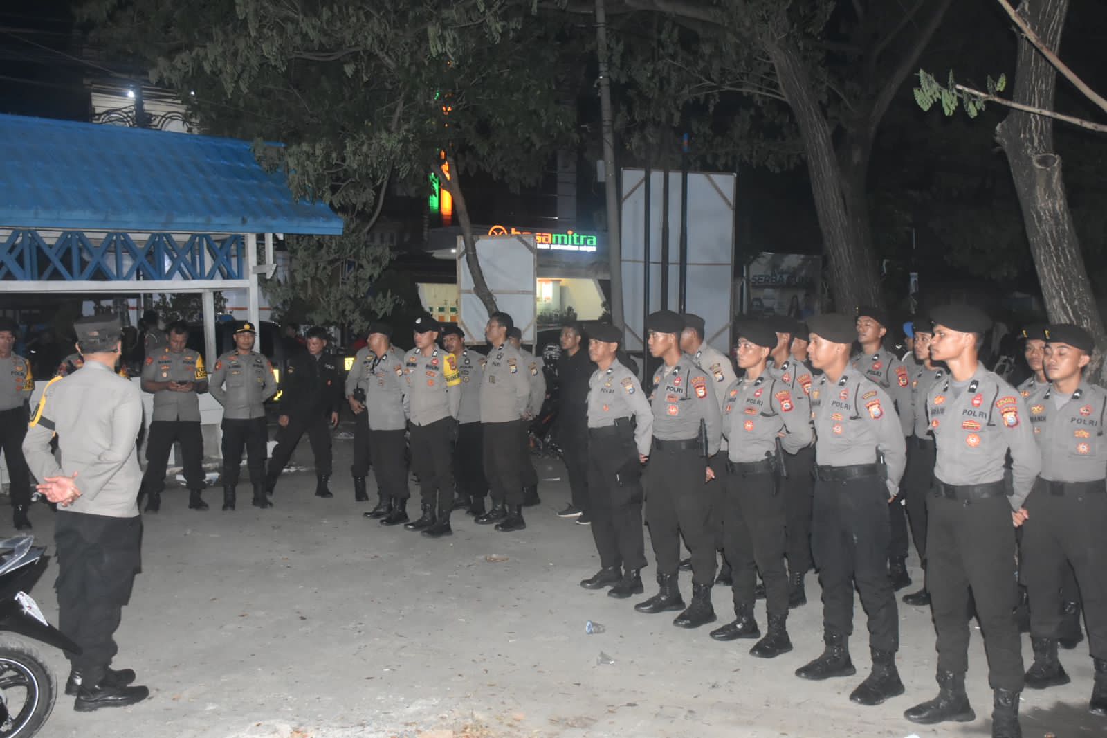 AMAN -- Sebanyak 278 personel Polres Bulukumba mengamankan jalannya konser atau penampilan Armada Band di Stadion Mini Bulukumba, Minggu (4/2) malam. Penampilan Armada Band merupakan rangkaian perayaan hari jadi Kabupaten Bulukumba ke 64 tahun.  
