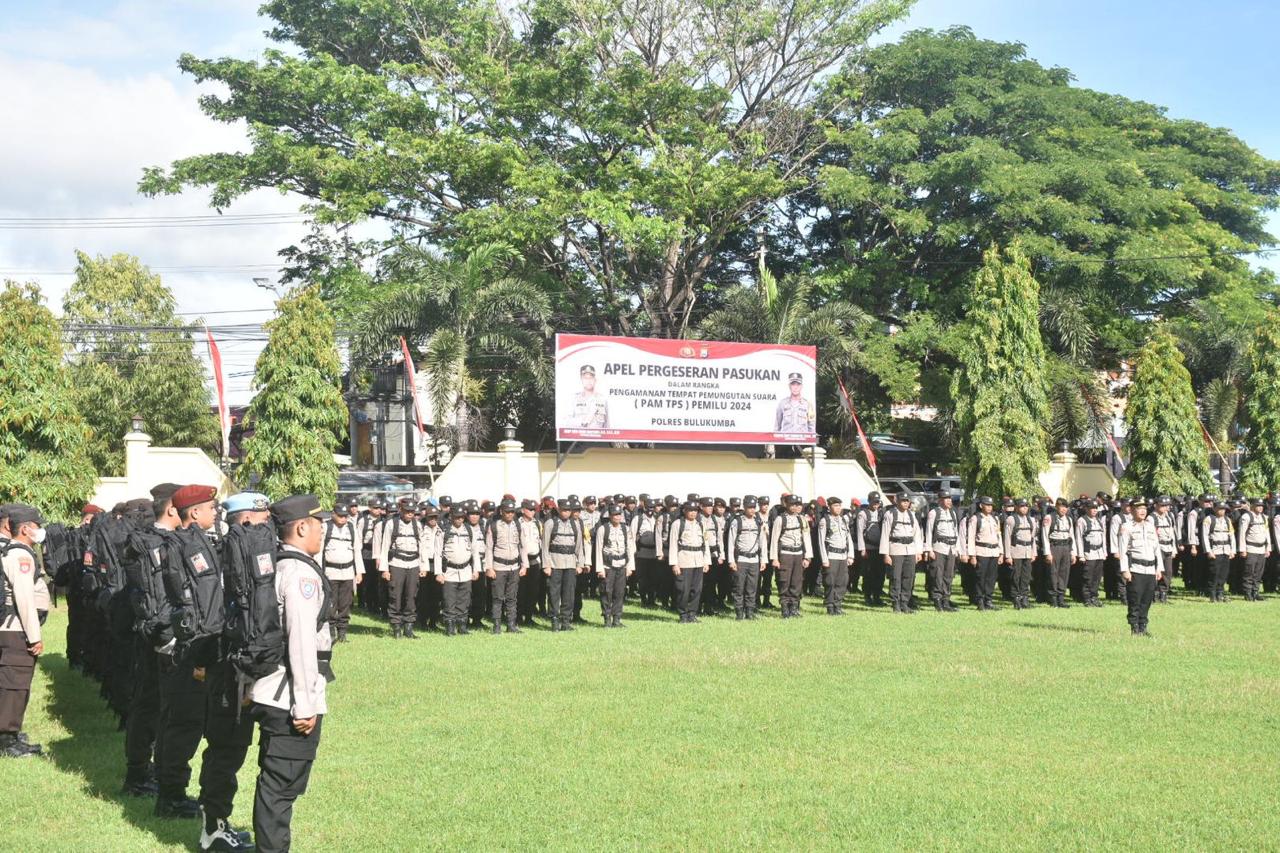 GESER PASUKAN -- Kapolres Bulukumba AKBP Andi Erma Suryono memimpin apel pergeseran pasukan pengamanan TP) dalam rangka Pemilu serentak 2024 di di Mako Polres Bulukumba, Senin (12/2) pagi.