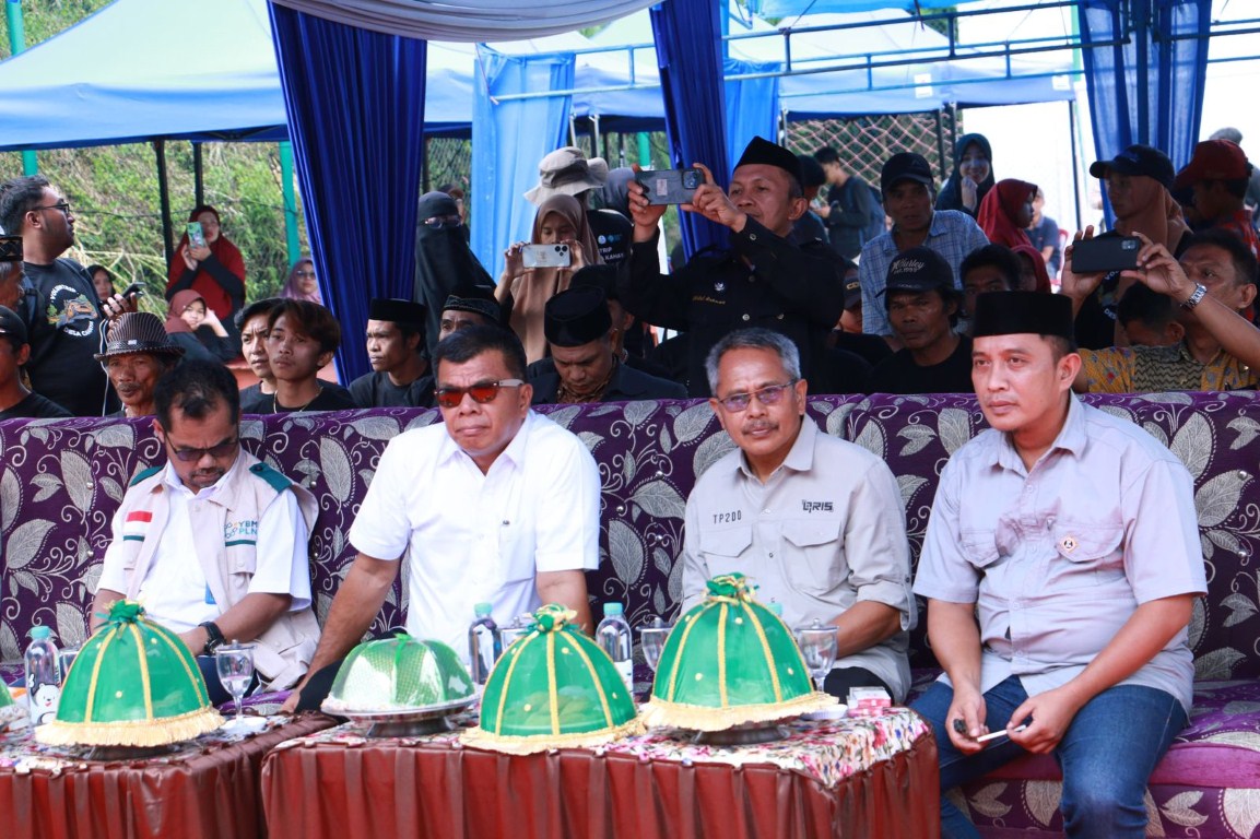 BANTUAN -- Bupati Bulukumba Andi Muchtar Ali Yusuf membuka kegiatan Voluntrip Desa Cahaya Yayasan Baitul Maal (YBM) PLN Sulselrabar di Desa Kahayya, Kecamatan Kindang, Kamis (22/2). Desa Kahayya merupakan salah satu desa binaan PLN.