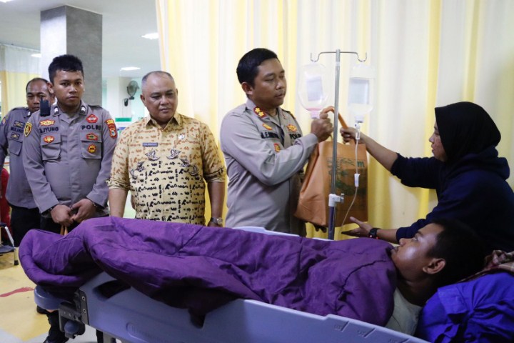 BESUK -- Kapolres Bulukumba AKBP Andi Erma Suryono membesuk petugas KPPS yang sedang menjalani perawatan medis di RSUD HA Sultan Dg Radja Bulukumba, Kamis (15/2) malam. Pada kunjungan tersebut Kapolres didampingi Direktur Rumah Sakit dr H. Rizal Ridwan Dappi, Sp.OG (K) dan Kapolsek Ujung Bulu AKP Lis Mulyadi. 
