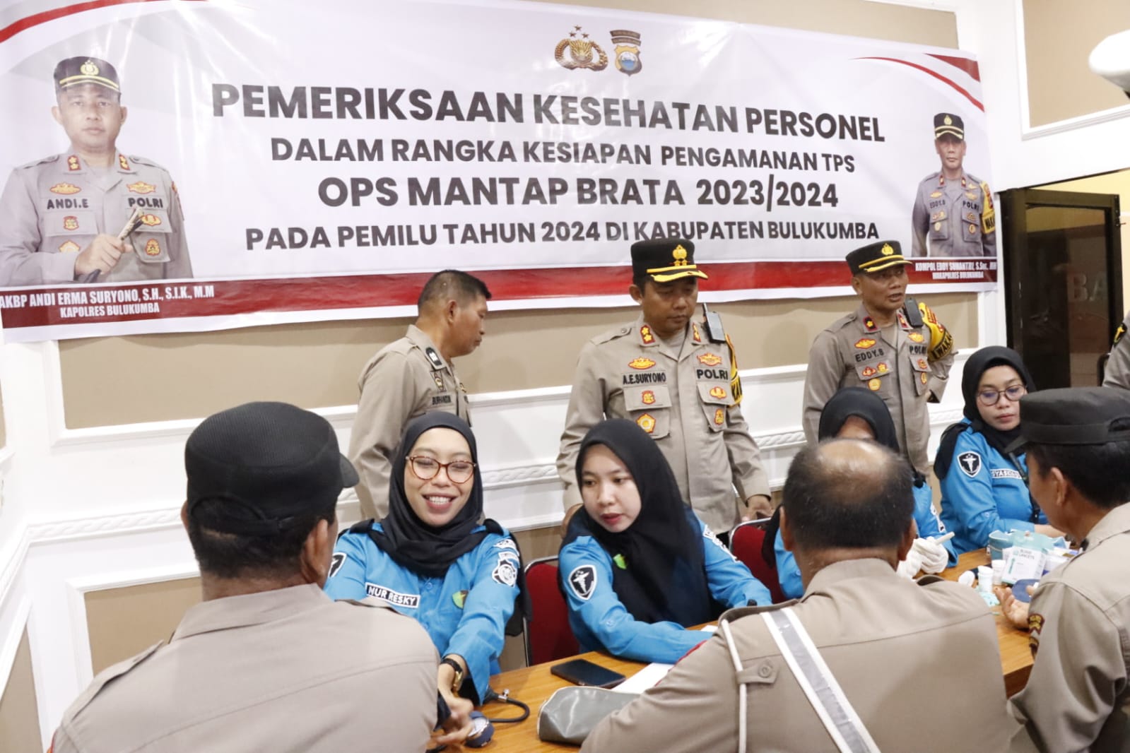 CEK KESEHATAN --  Polres Bulukumba melaksanakan kegiatan cek kesehatan bagi personel yang akan terlibat dalam pengamanan Tempat Pemungutan Suara (TPS) pada Pemilihan Umum (Pemilu) 14 Februari mendatang di Aula Vidcom Polres Bulukumba, Senin (5/2).    