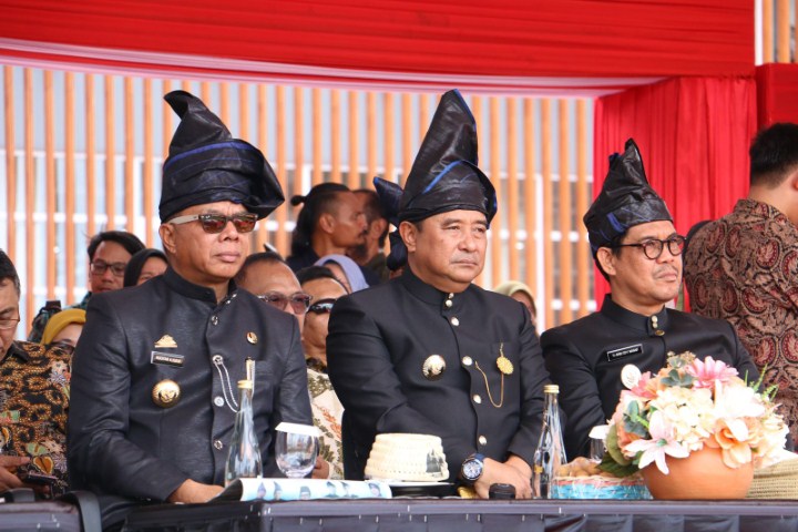 HADIAH -- Pj Gubernur Sulsel Bahtiar Baharuddin didampingi Bupati Andi Muchtar Ali Yusuf saat menghadiri Hari Jadi Bulukumba ke-64 di Lapangan Pemuda Bulukumba, Minggu (4/2). Pada kesempatan ini Gubernur memberikan hadiah ulang tahun kepada Pemkab Bulukumba sebesar Rp 10,8 miliar. 