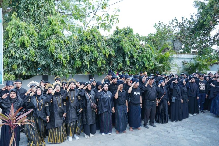 HITAM-HITAM -- Pemkab Bulukumba mengeluarkan SE Bupati kepada seluruh instansi dan masyarakat untuk berpartisipasi dengan memasang bendera umbul-umbul dan spanduk Hari Jadi Kabupaten Bulukumba