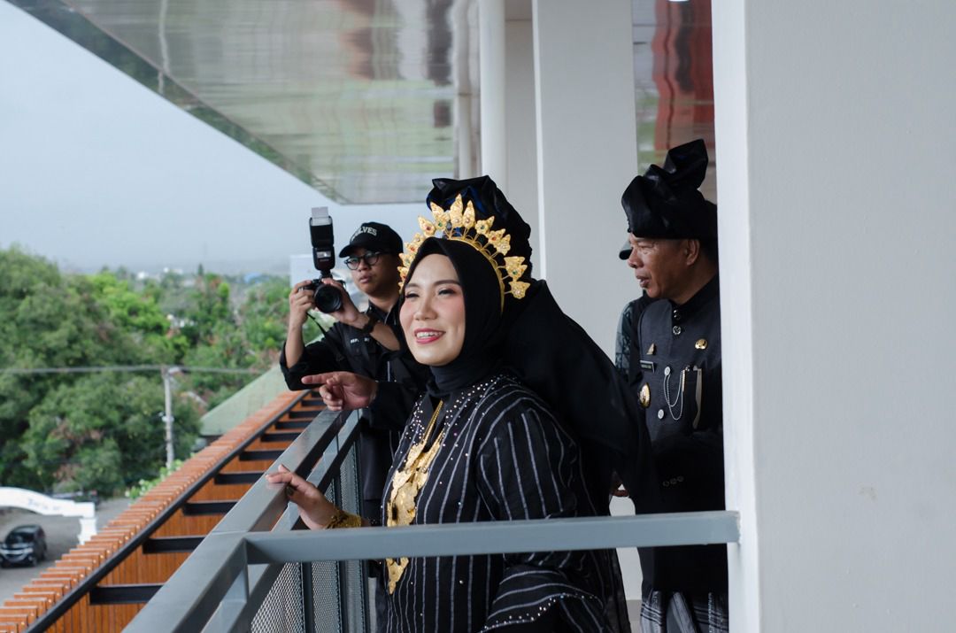PUJI -- Istri Pj Gubernur Sulsel Sofha Marwah Bahtiar memuji Gedung Phinisi Bulukumba yang baru saja diresmikan oleh Pj Gubernur Sulsel Bahtiar, Minggu (4/2). Pemkab Bulukumba menginisiasi pembangunan gedung modern dalam meningkatkan pelayanan publik yang nyaman. 