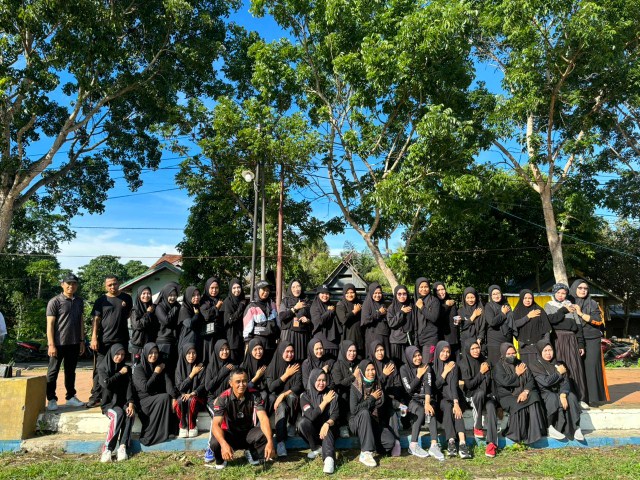 SENAM BERSAMA -- Dinas Kesehatan (Dinkes) Bulukumba bekerjasama Puskesmas di sepuluh kecamatan menggelar senam bersama, Jumat (2/2). Senam bersama juga diikuti ribuan penyelenggara pemilu.