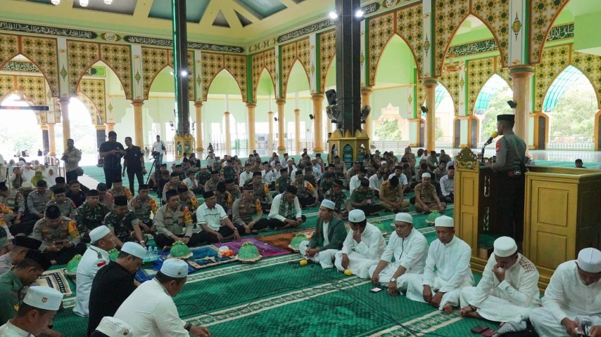 DZIKIR -- Sekkab Bulukumba, Muh Ali Saleng foto bersama usai menggelar zikir dan doa kebangsaan untuk keamanan sebelum dan sesudah Pemilu serentak tahun 2024. Zikir dan doa digelar di Masjid Islamic Center Dato Tiro (ICDT) Bulukumba, Senin (12/2).