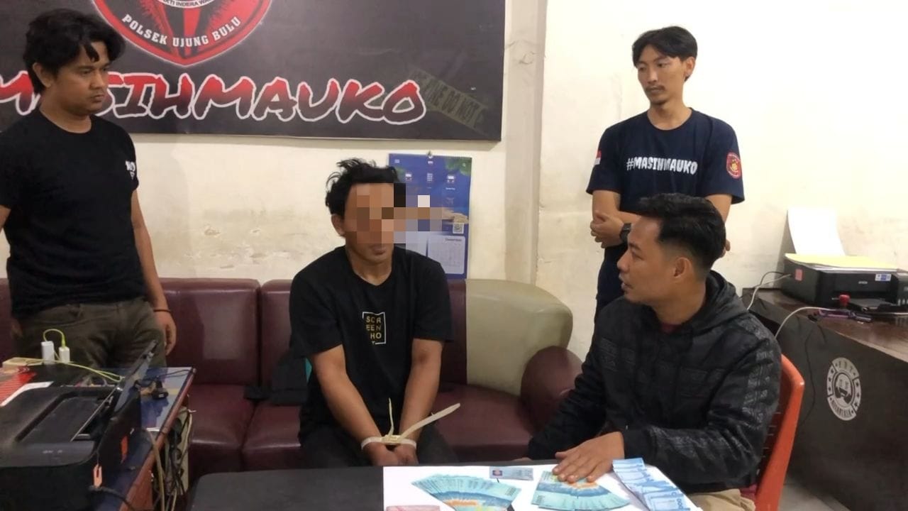 UANG PALSU -- Seorang karyawan swasta MF (35) terpaksa digiring ke penjara.  Warga Desa Dampang Kecamatan Gantarang Kabupaten Bulukumba diamankan Polisi lantaran mengedarkan uang Palsu (Upal) di wilayah hukum Polres Bulukumba.