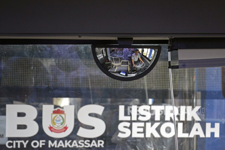int BUS--Pemkot Makassar melalui Dinas Perhubungan akan mengoperasikan tiga unit bus sekolah listrik dalam waktu dekat.Tampak bus sekolah listrik.