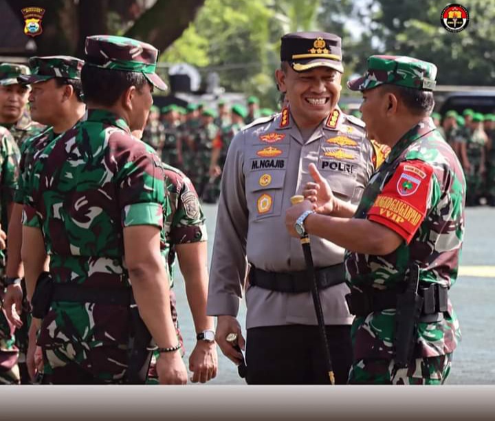 IST DIALOG -- Kapolrestabes Makassar, Kombes Pol Mokhamad Ngajib sedang berdialog dengan Pangdam XIV Hasanuddin, Mayjen TNI Bobby Rinal Makmun di sela apel gelar pasukan di Lapangan M Jusuf dalam rangka kedatangan Presiden RI di Makassar, Maros, dan Pangkep.
