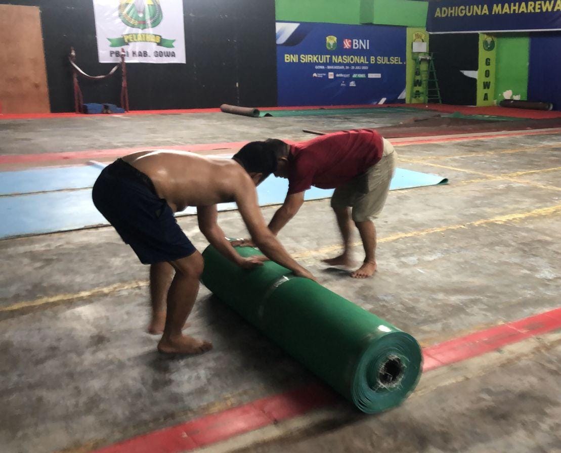 BKM/IST GULUNG -- Karpet lapangan bulutangkis di GOR Sungguminasa telah digulung pengurus PBSI Gowa. Gedung ini akan ditempati menyimpan logistik Pemilu 2024 untuk Dapil 1 Somba Opu.