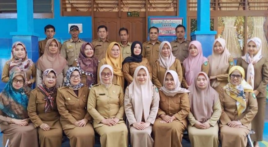 GURU -- Para guru SMPN 15 Simbang berfoto bersama dalam suatu kegiatan beberapa waktu lalu.