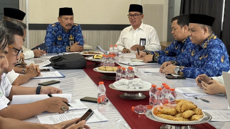 ist RAPAT--Plt Kakanwil kemenag Sulsel Ali Yafid (kiri) memimpin rakor persiapan hisab rukyat penentuan 1 Ramadan 1445 H, yang dihadiri Ketua MUI Sulsel, Badan Hisab rukyat Sulsel, BBMKG Wilayah IV Makassar, UIN Alauddin, UMI dan Unismuh serta Ormas Islam NU, Muhammadiyah dan DDI di kantor Kemenag Sulsel.