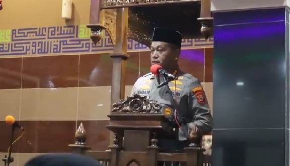 IMBAUAN -- Kapolrestabes Makassar, Kombes Pol Mokhamad Ngajib menyampaikan imbauan saat melakukan Safari Subuh.