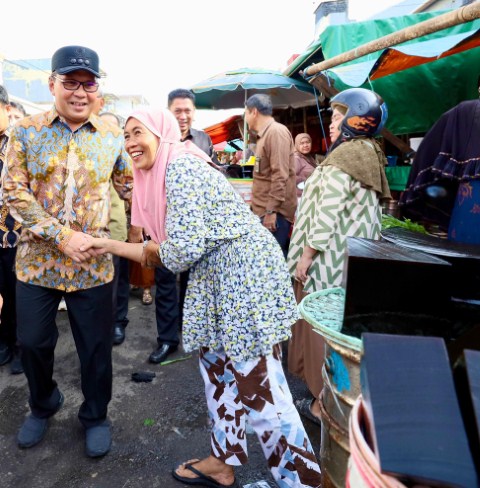ist BERHASIL---Wali Kota Makassar Moh Ramdhan Pomanto berhasil mengendalikan angka inflasi Kota Makassar pascaPemilu. Bahkan saat ini inflasi Makassar berada di bawah nasional dan provinsi.Wali kota saat melakukan pemantauan di Pasat Terong,kemarin.
