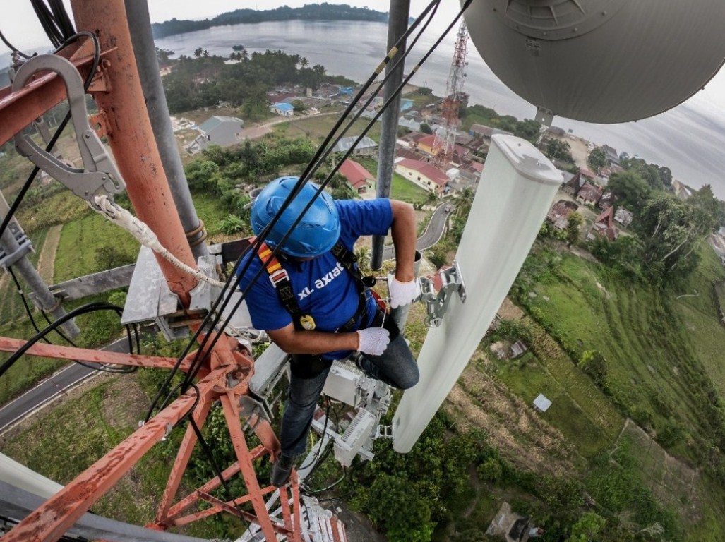 JARINGAN -- Tim teknisi XL Axiata sedang melakukan pemeriksaan jaringan di atas tower untuk memastikan performa jaringan.