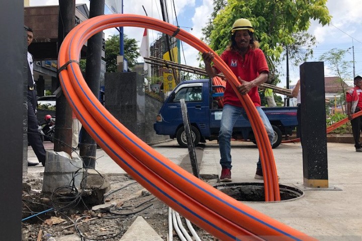 int BELAJAR--Pemkot Makassar akan melakukan penataan kabel-kabel dengan cara ditanam di bawah tanah atau sistem ducting sharing. Hanya saja, terlebih dahulu belajar sistem tersebut di Singapura.Tampak penataan kabel melalui gorong gorong bawah tanah.