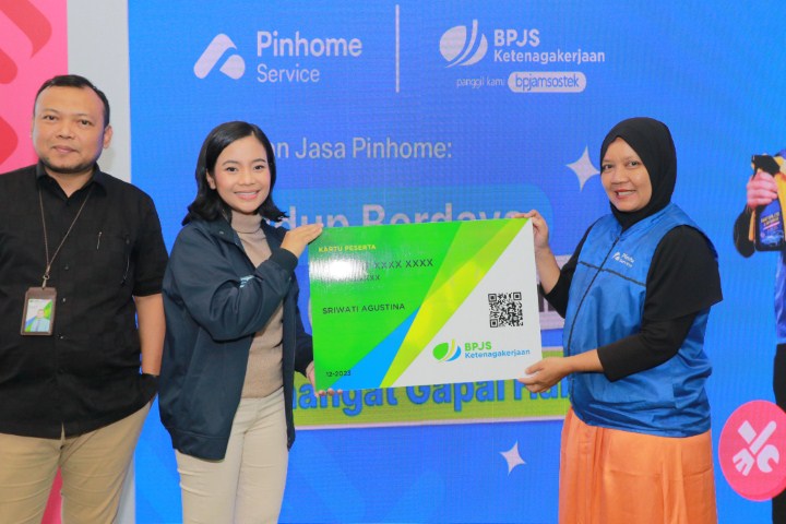 KARTU ANGGOTA -- Kiri ke kanan: Kepala Kantor BPJS Ketenagakerjaan Cabang Jakarta Kebon Sirih, Muhyiddin bersama Dayu Dara Permata selaku CEO & Founder Pinhome, menyerahkan secara simbolis kartu keanggotaan BPJS Ketenagakerjaan kepada Sriwati Agustina, salah satu rekan Jasa Pinhome.