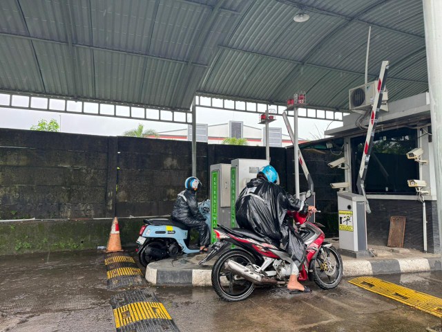 KARTU ELEKTRONIK -- Pengendara sepeda motor yang akan masuk pelataran dan parkir di Bandara Internasional Sultan Hasanuddin harus menggunakan kartu elektronik dengan sistem tap in tap out.