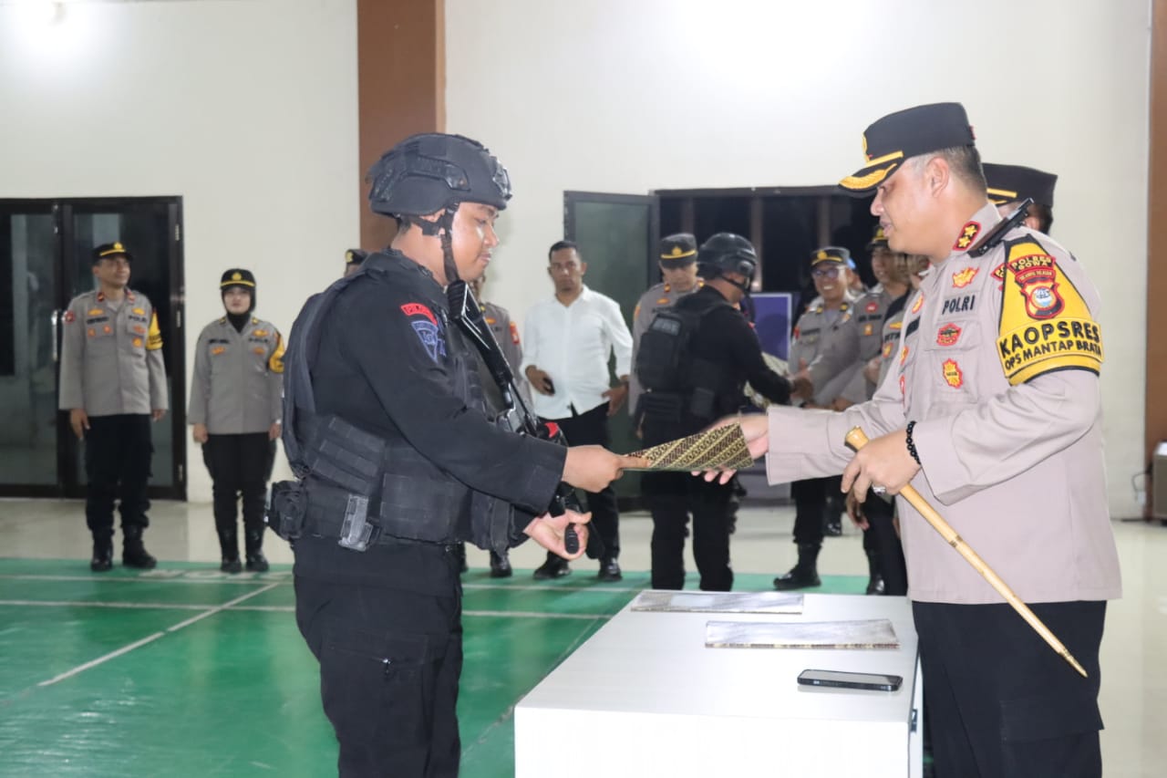 IST KEMBALI -- Puluhan personel BKO Brimob Polda Sulsel resmi dikembalikan ke Mako Brimob oleh Kapolres Gowa. 