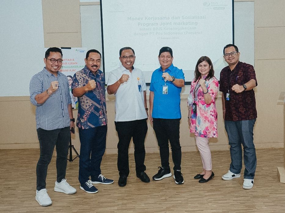KERJA SAMA -- Direktur Kepesertaan BPJS Ketenagakerjaan, Zainudin (tiga dari kanan) foto bersama usai melakukan penandatanganan kerja sama dengan PT Pos Indonesia.