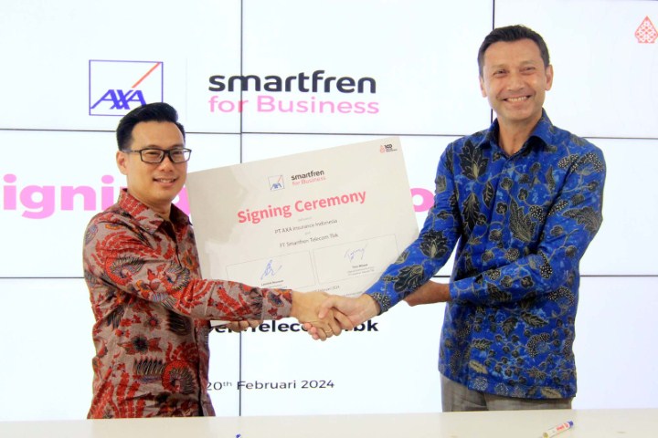 KERJA SAMA -- Tony Wijaya, Chief of Enterprise Business, Smartfren for Business (kiri) bersama Laurent Bourson, President Director AXA Insurance dalam penandatanganan MoU kerja sama di Jakarta, Selasa (20/2). 