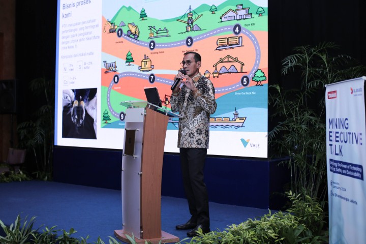 KOMITMEN -- Wakil Presiden Direktur PT Vale Indonesia, Adriansyah Chaniago memaparkan tentang pentingnya penerapan nilai-nilai keselamatan dan kesehatan dalam bekerja.