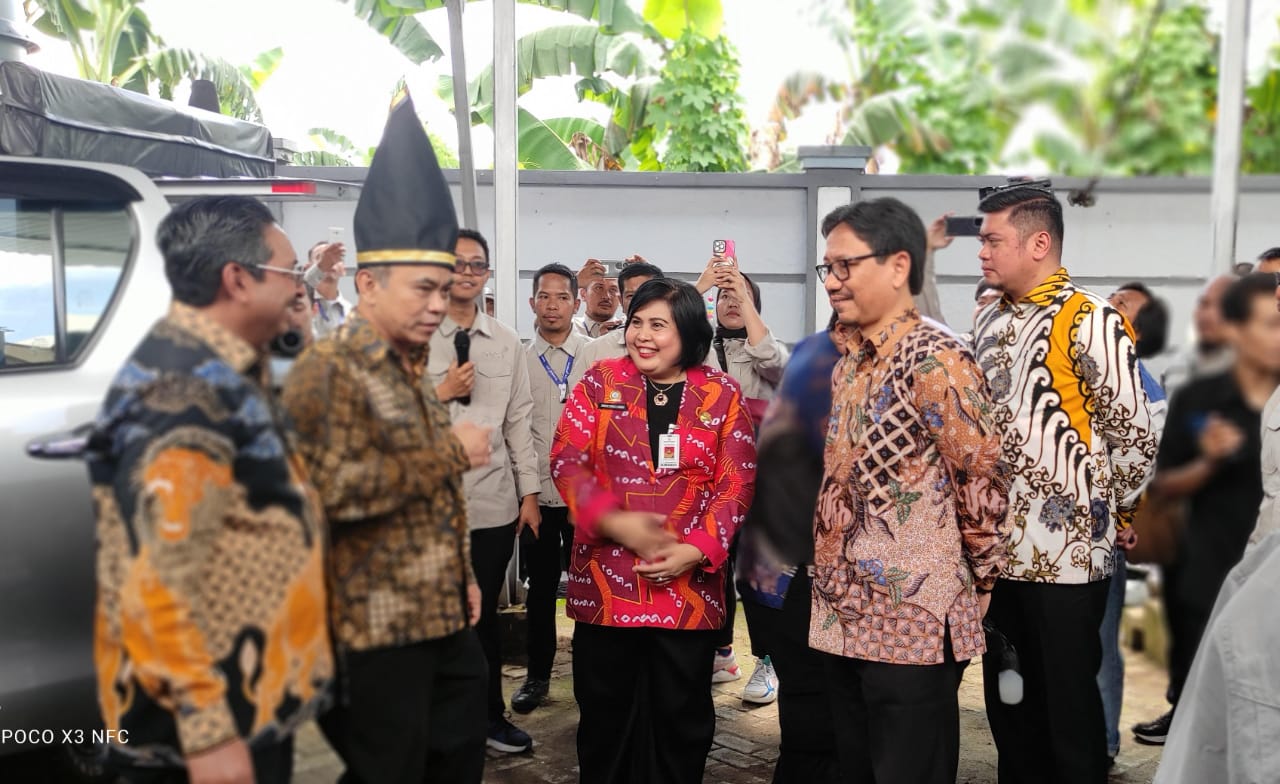 BKM/SAR KUNJUNGAN -- Menteri Kominfo RI, Budi Ari Setiadi bersama Dirjen SDPPI, Ismail, dan Bupati Gowa, Adnan Purichta Ichsan, usai meresmikan bersama Fased dan Gedung Kantor Balmon SFR Kelas 1 Makassar di Gowa. 
