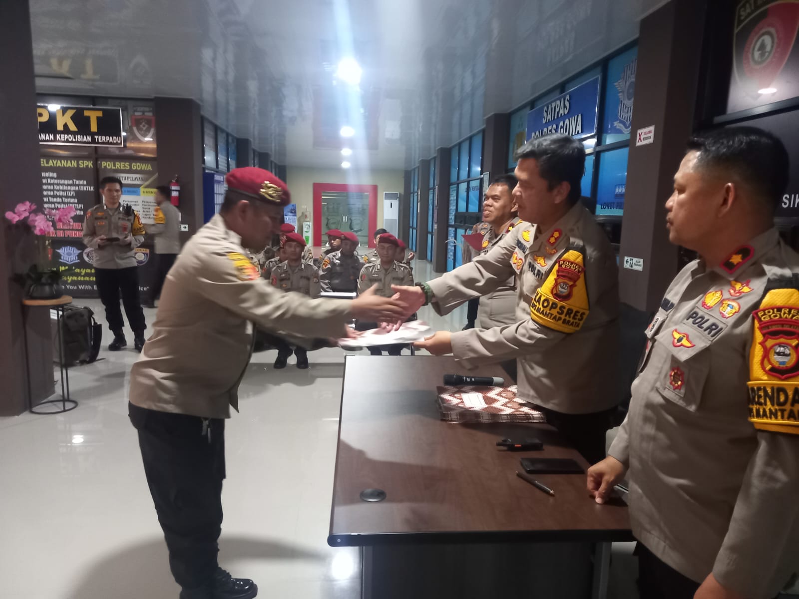 IST LEPAS -- Kapolres Gowa, AKBP Reonald T Simanjuntak, saat memimpin apel pelepasan petugas personel BKO Polda Sulsel. 