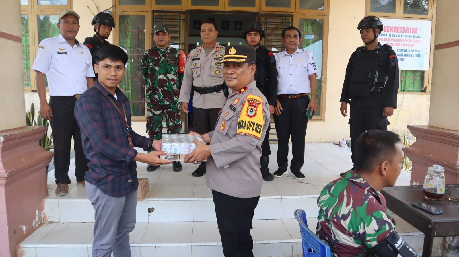 PATROLI -- Polres Luwu melaksanakan Patroli Baksos sekaligus mengecek langsung kondisi dari personel yang terlibat dalam pengamanan surat suara di PPK, Rabu (21/2). Kegiatan ini bertujuan melihat kondisi personel dan anggota PPK di kantor kecamatan dalam rangka pengamanan sidang pleno pasca pemungutan dan perhitungan suara di PPK.