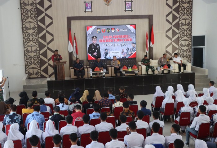 DIALOG -- Polres Luwu melaksanakan Dialog Kamtibmas bersama siswa-siswi SMA sederajat se-Kabupaten Luwu dirangkai deklarasi Pemilu Damai Putih Abu Abu di Aula Tobakke Tongngenge Polres Luwu, Jumat (2/2). 