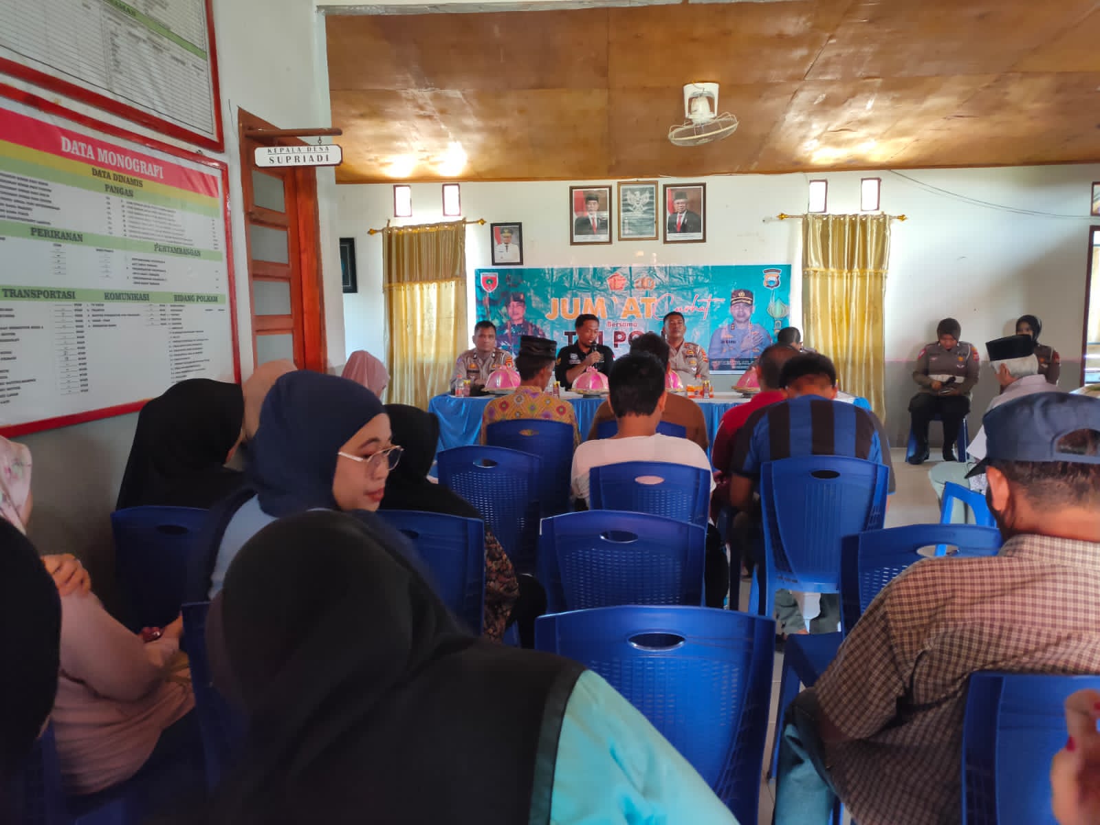 JUMAT CURHAT -- Polres Luwu kembali menggelar kegiatan Jumat Curhat di Kantor Desa Kadong Kadong Kecamatan Bajo Barat Kabupaten Luwu, Jumat (2/2). Mewakili Kasat Lantas Polres Luwu KBO Sat Lantas Ipda Ashari didampingi Kapolsek Bajo Polres Luwu Ipda Zulfadly bersama Kanit Gakkum Aiptu Arimin dan personel Polres Luwu.
