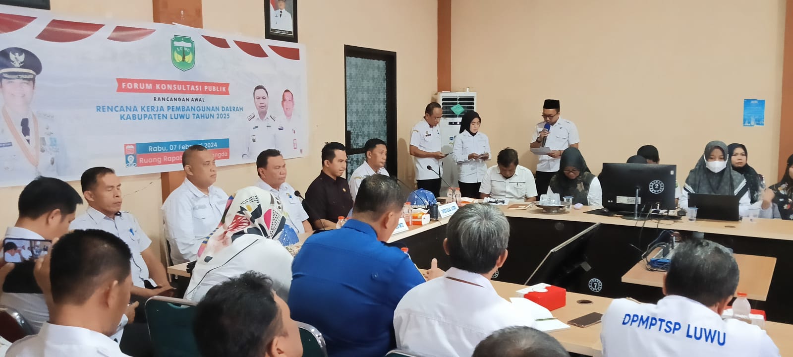 KONSULTASI -- Bapelitbangda Kabupaten Luwu menggelar Forum Konsultasi Publik dalam rangka penyusunan Rancangan Awal Rencana Kerja Pemerintah Daerad (RKPD) Kabupaten Luwu tahun 2025.