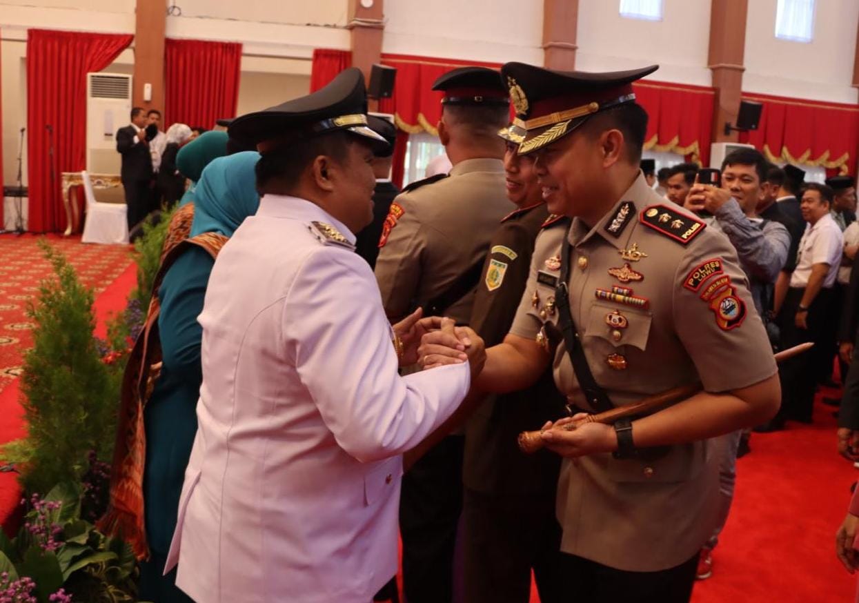 LANTIK -- Kapolres Luwu AKBP Arisandi menghadiri pengambilan sumpah dan pelantikan Pj Bupati Luwu di Aula Tudang Sipulung Rujab Gubernur Sulsel, Rabu (21/2). Pj Gubernur Sulsel Bahtiar secara resmi melantik Muhammad Saleh sebagai Pj Bupati Luwu dan Andi Bataralifu sebagai Pj Bupati Wajo dirangkai pelantikan Pj Ketua TP PKK dan pengukuhan Pj Ketua Dekranasda Kabupaten Luwu dan Kabupaten Wajo.