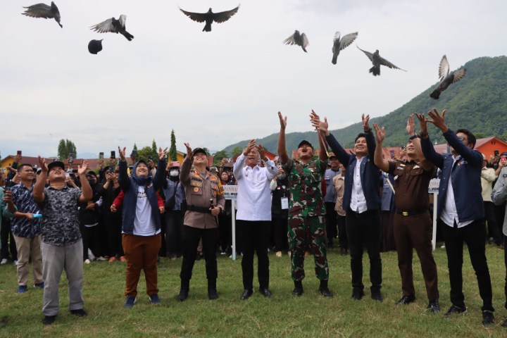 APEL SIAGA -- Bupati Luwu Basmin Mattayang dan Kapolres Luwu AKBP Arisandi melepas burung merpati usai pelaksanaan apel siaga PAM Pemilu 2024 oleh Bawaslu Kabupaten Luwu di Lapangan Padang Sappa Kabupaten Luwu, Sabtu (10/2). 