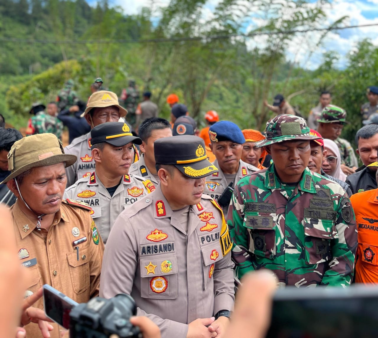 PANTAU -- Kapolres Luwu AKBP Arisandi terus memantau jalanya operasi pencarian hingga memasuki hari kedua pascatragedi tanah longsor di Desa Bonglo Kecamatan Bastem Utara Kabupaten Luwu yang menelan empat korban jiwa dan lainnya luka-luka.